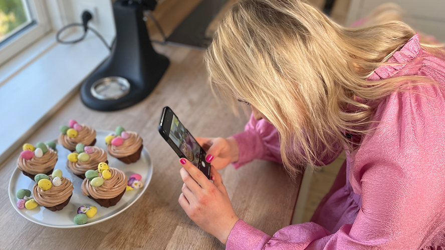 Johanne Gormsen bager påskemuffins og tager billeder af dem til Instagram
